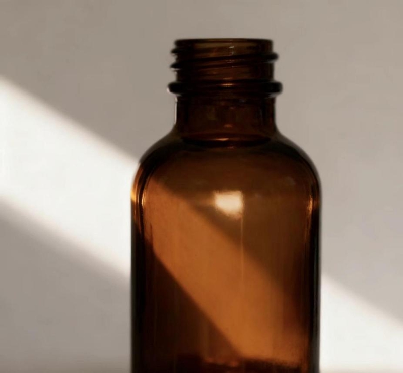 Transparent o kayumanggi? Ang pang -agham na karunungan sa likod ng pagpili ng kulay ng reagent na bote